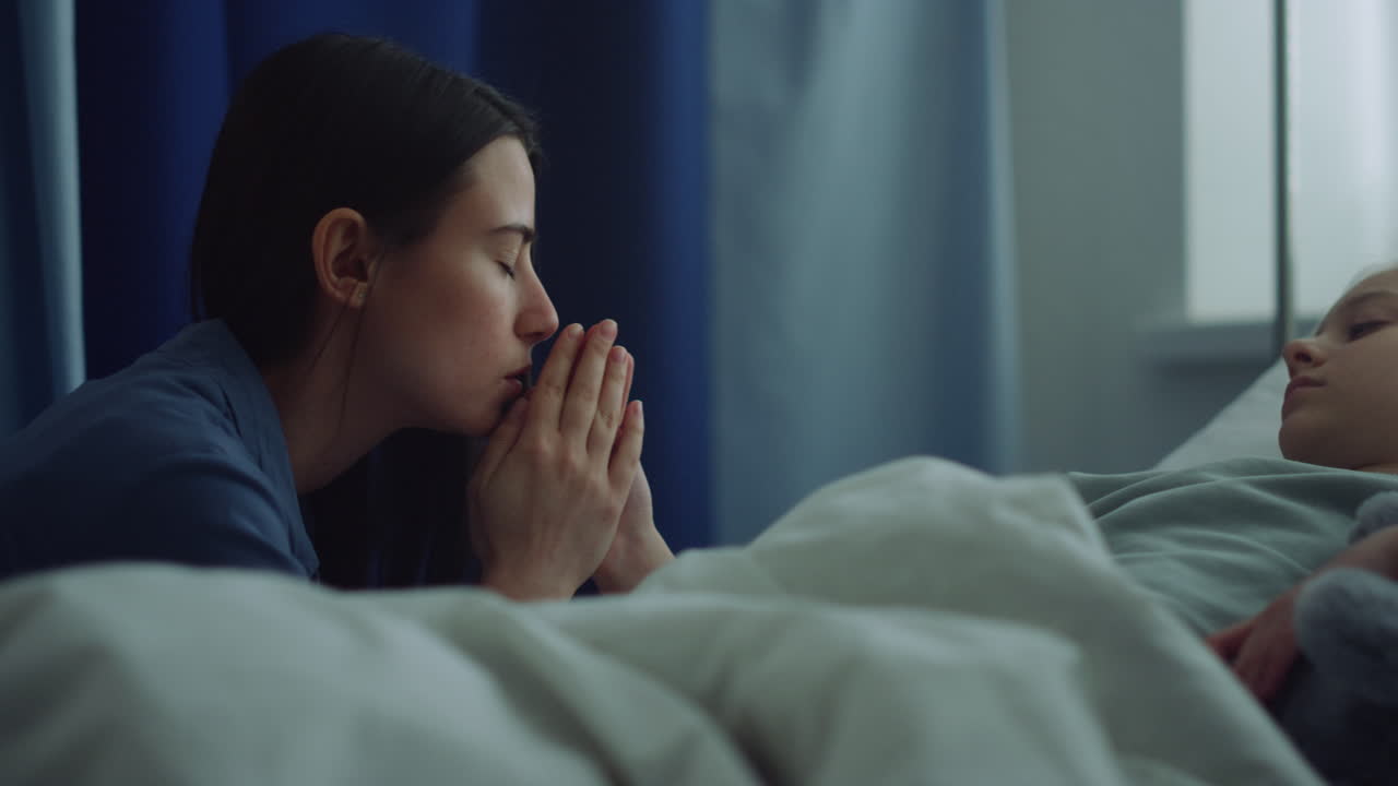 병원에서 아픈 어린 소녀를 방문하는 화가 난 여자. 병원 침대에 누워있는 아이.