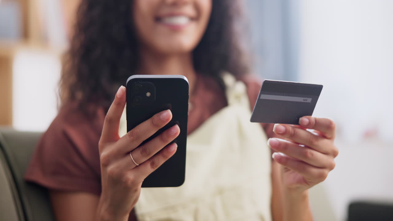 mujer haciendo pagos en línea con teléfono móvil y tarjeta de crédito