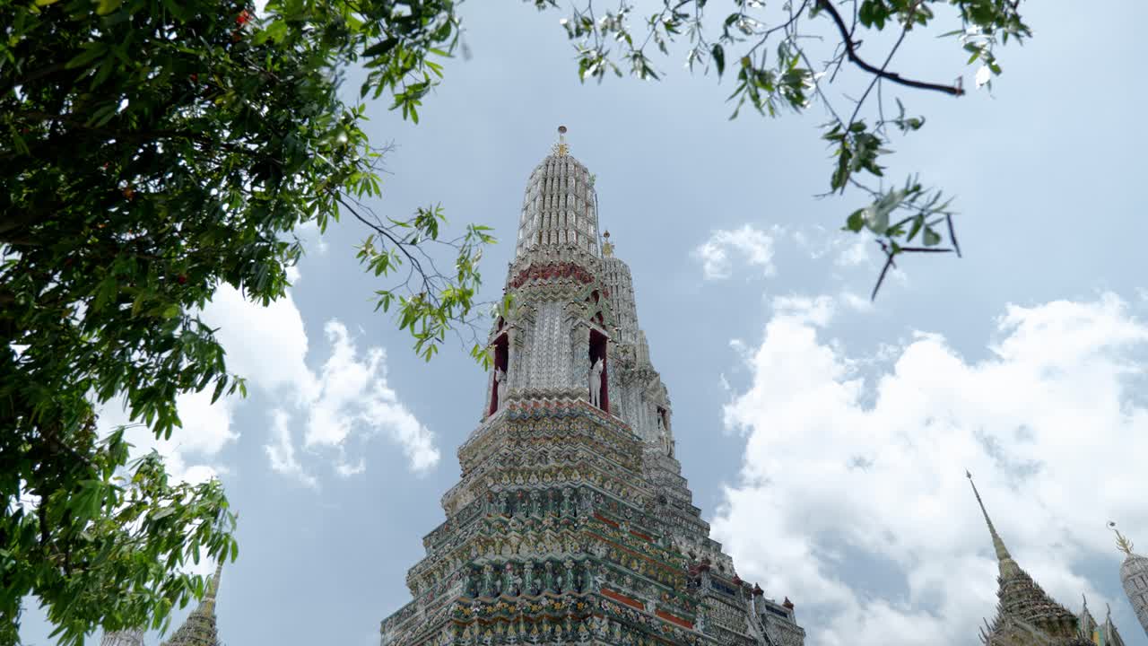 Filmato del famoso tempio buddista Wat Arun, anche noto come il Tempio dell'Aurora, situato sul fiume Chao Phraya nel centro di Bangkok, Thailandia