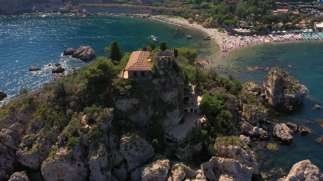 꼭대기에 집이 있는 작은 녹색 섬 주위를 날다