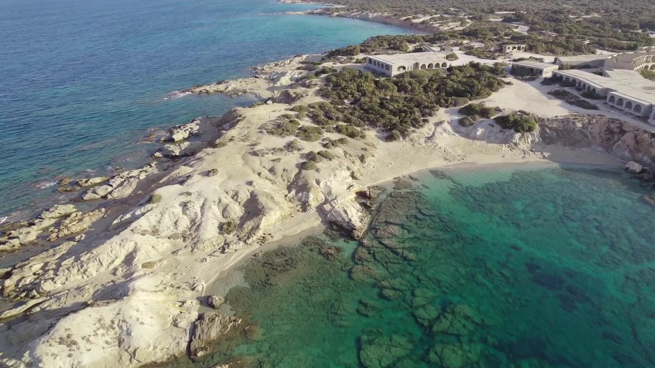 Acque blu ottanio e costa rocciosa viste dall'alto. Riprese aeree in 4K della splendida spiaggia di Alyko a Naxos, in Grecia. Acque oceaniche incontaminate delle isole Cicladi, in Grecia