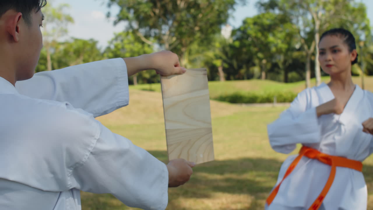 V1-0032_2023.12.14 DI Trung Crossmedia People practising taekwondo00000000.mov