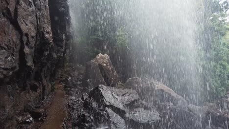 gehen auf dem weg hinter dem wasserfall, pov-dolly