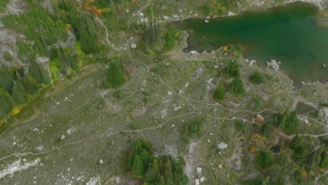 Imágenes-Aéreas-De-Drones-De-Lagos-Alpinos-En-Una-Cadena-Montañosa