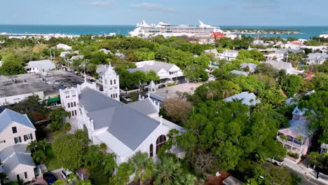 Langsamer-Luftstoß-über-Key-West,-Florida,-Mit-Kreuzfahrtschiff-Im-Hintergrund