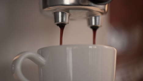Nahaufnahme-Der-Zubereitung-Von-Espressokaffee,-Der-In-Zeitlupe-In-Eine-Tasse-Gegossen-Wird-120