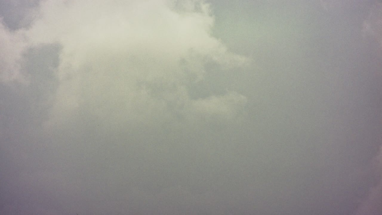 폭풍 직전에 빠르게 움직이는 저속 구름