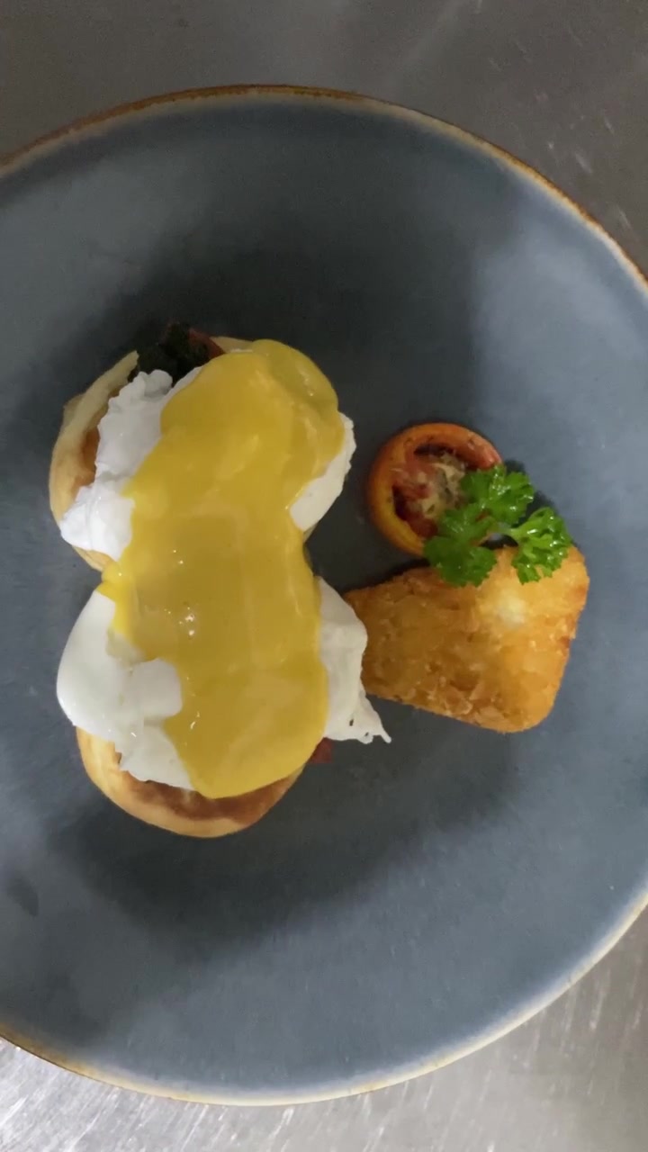 Deliziose Uova alla Benedict servite su un piatto