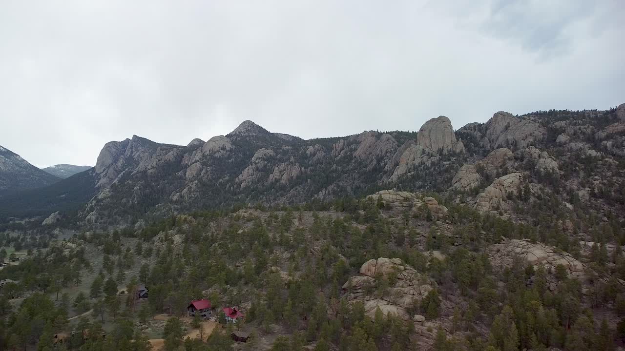 vista aérea del paisaje de la cresta grumosa en estes park, colorado
