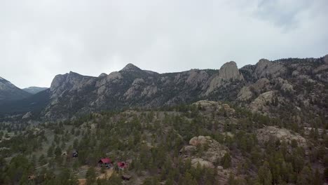 Vista-Aérea-Del-Paisaje-De-Crestas-Grumosas-En-Estes-Park,-Colorado