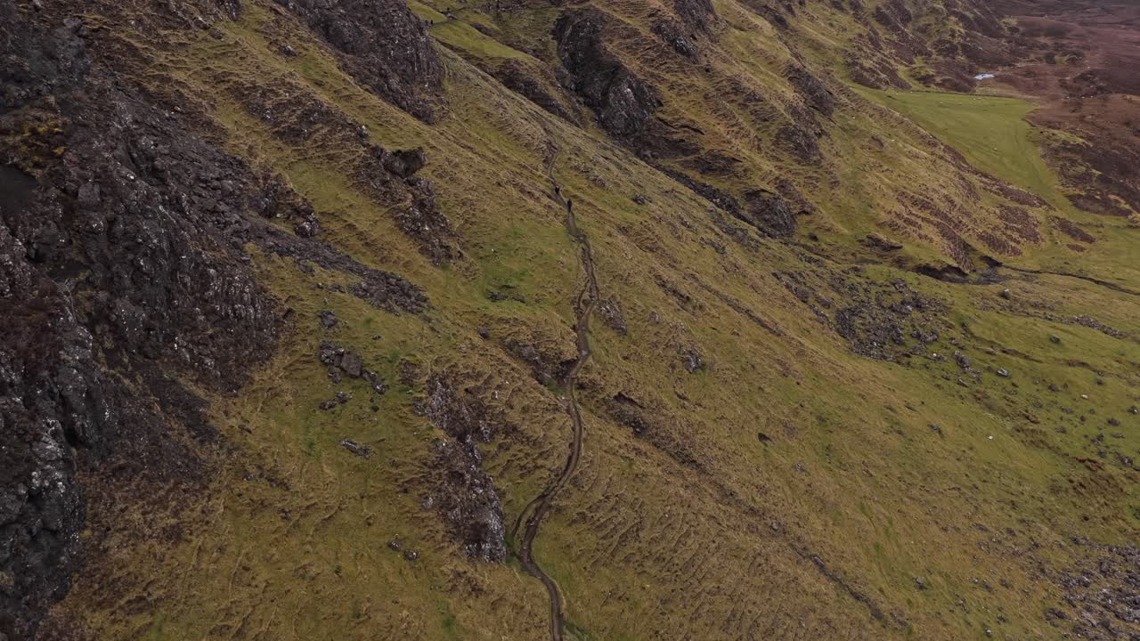 Spettacolare veduta aerea che rivela il sentiero escursionistico del Quiraing sull'Isola di Skye in Scozia