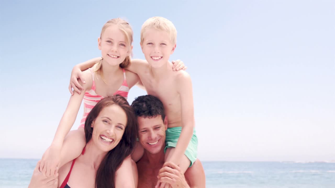 피기백을 타고 놀고 있는 가족