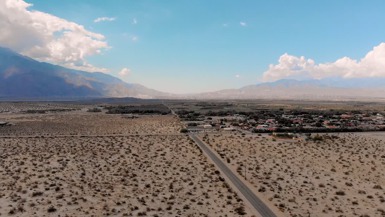 Lento allontanamento con drone su un incrocio in una piccola città nel deserto.