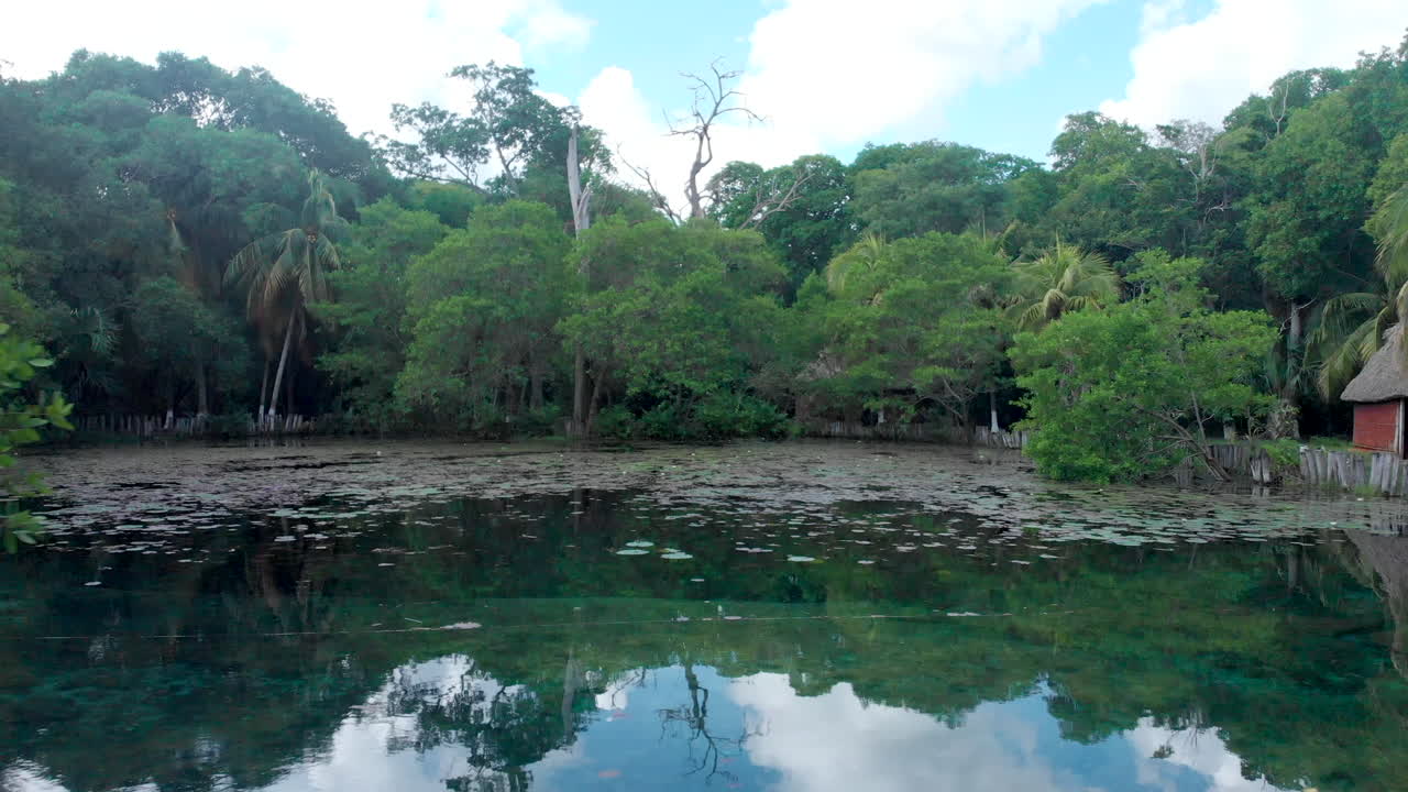 물 위를 여행하는 el remate calkiní campeche méxico 드론