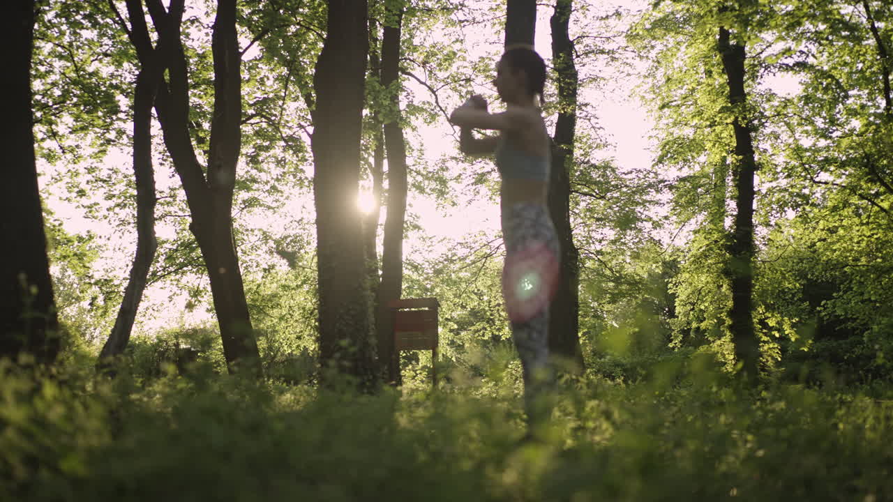 숲 에서 운동 하는 여자