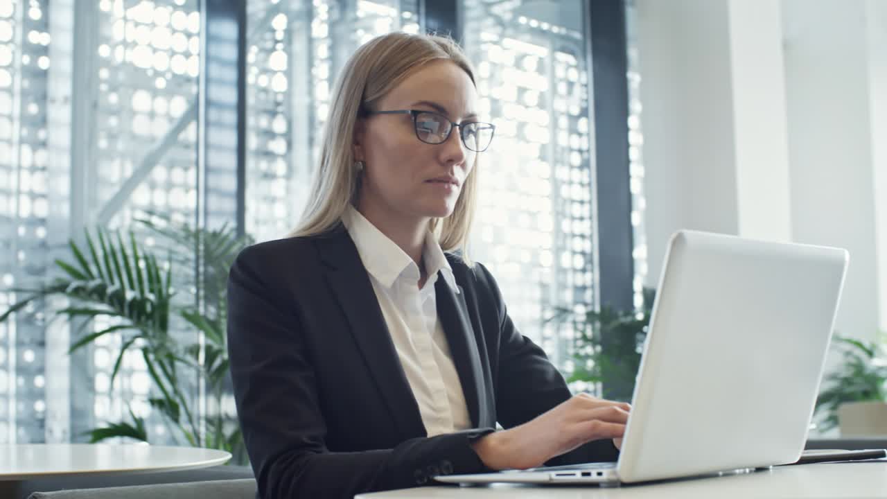 привлекательная бизнес-леди работает на ноутбуке