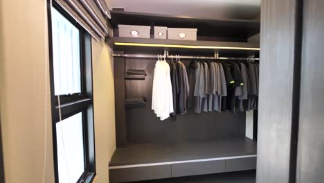 modern and stylish bulit-in walk in closet decoration idea