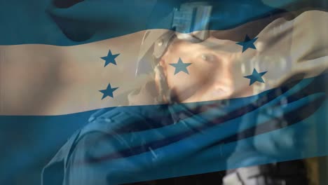 Animación-De-La-Bandera-De-Honduras-Sobre-Un-Soldado-Caucásico-Con-Arma