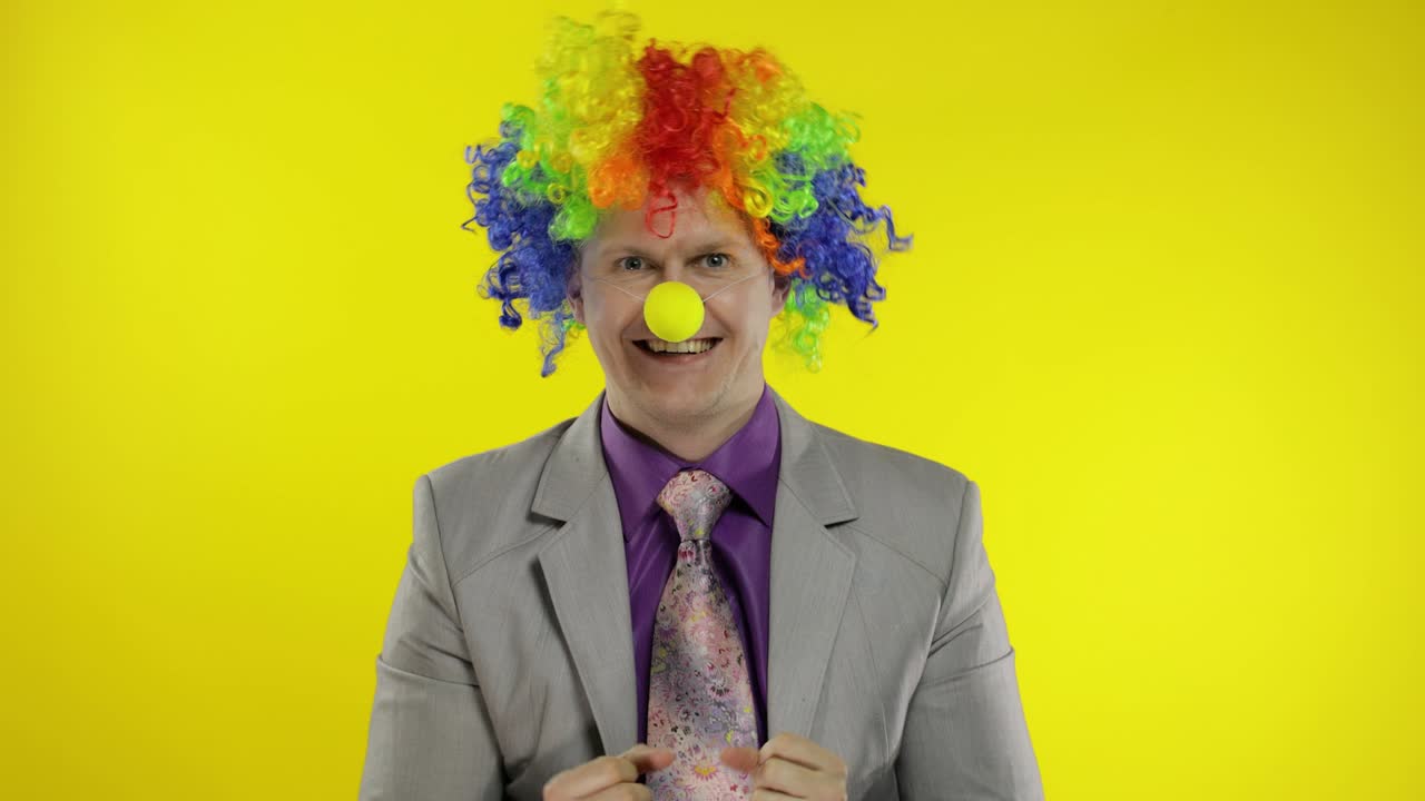 악마, 사업가, 가발을 입고 춤을 추고, 축하하고, 어리석은 표정을 짓고