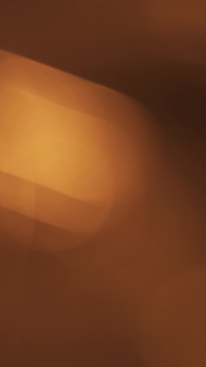 Sfondo astratto con fughe di luce dorate e bokeh
