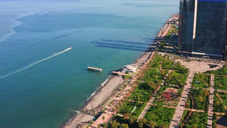 playa del mar negro con parque de diseño paisajístico y modernos apartamentos en construcción, batumi, georgia