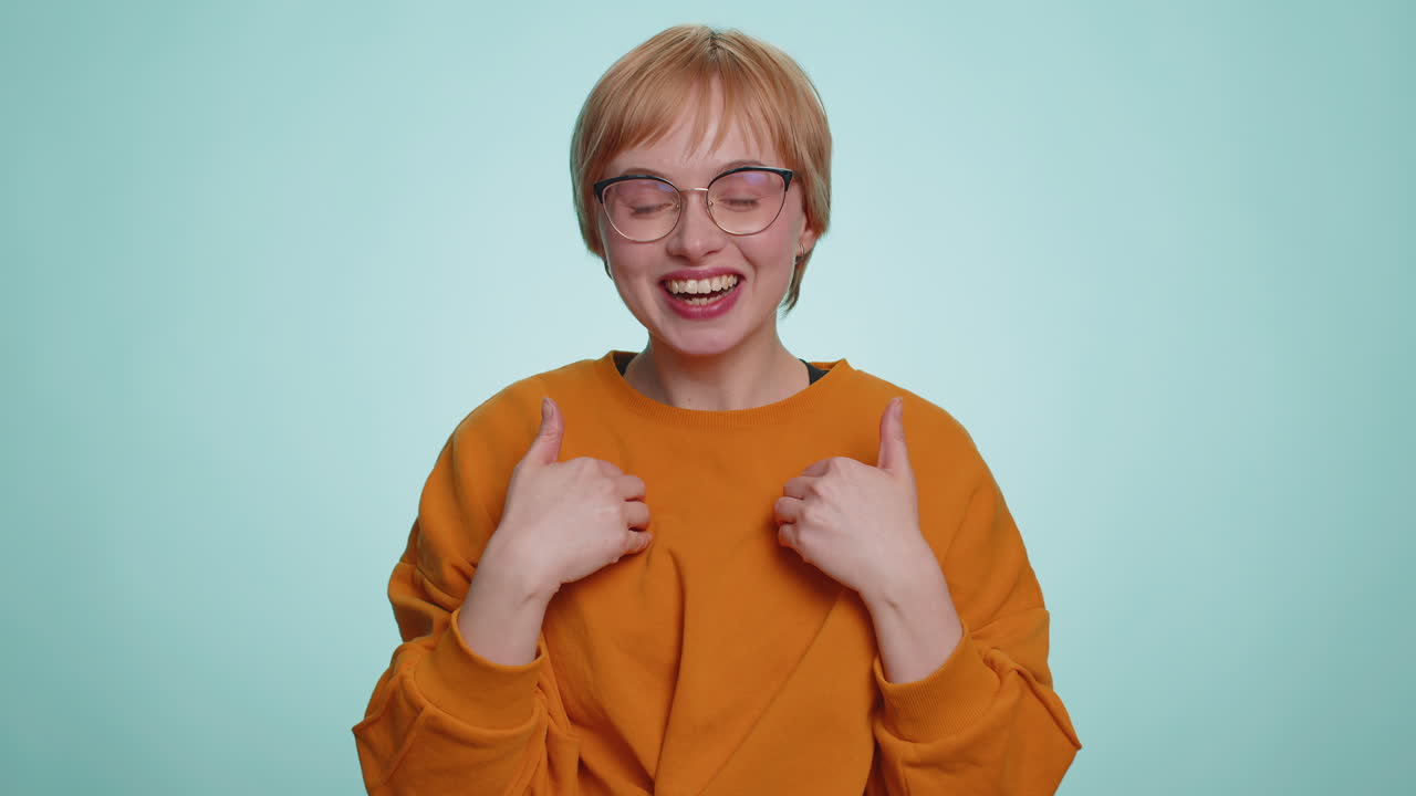 mujer abriendo las manos, feliz de ver, preparando sorpresa, compartiendo amor, felicitando, regalo gratis