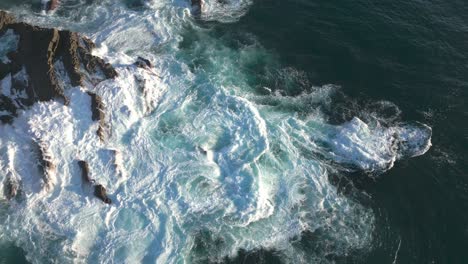agua turbulenta y grandes olas del océano atlántico, costa rocosa de portugal, vista de drones