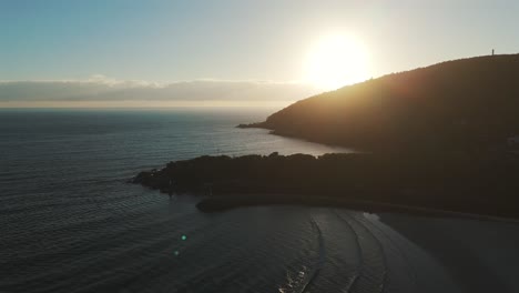 Vista-Aérea-De-La-Hermosa-Puesta-De-Sol-Sobre-La-Costa-Rocosa-De-Barra-Da-Lagoa,-Santa-Catarina,-Florianópolis,-Brasil