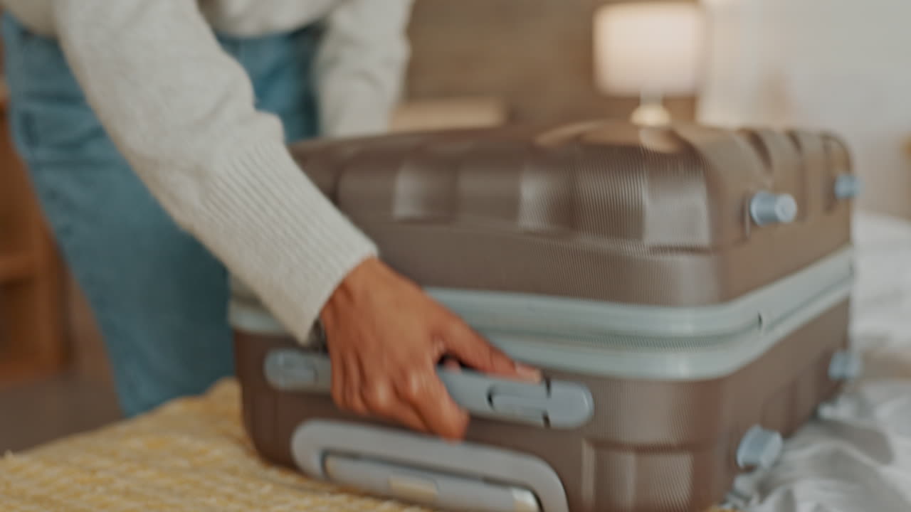 manos de una chica en un hotel con equipaje