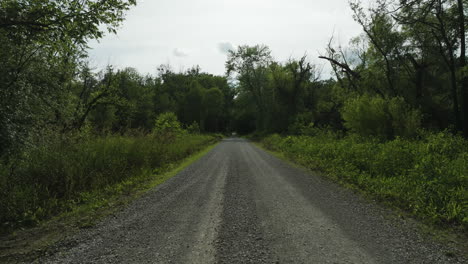 Leere-Holprige-Straße-In-Einer-Abgelegenen-Naturlandschaft-In-Der-Nähe-Von-Lamar,-Barton-County,-Missouri,-Vereinigte-Staaten