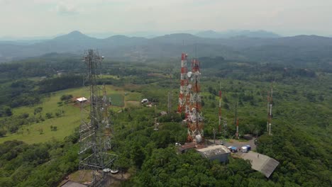 antenas de comunicación en la cima de la colina naturaleza aéreo drone movimiento de cohetes