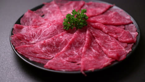 Frisches-Rindfleisch,-Roh-Geschnitten-Mit-Marmorierter-Textur,-Serviert-Für-Sukiyaki-Und-Shabu-Oder-Yakiniku