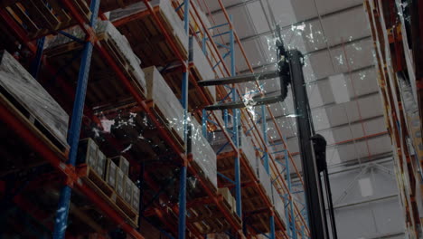 animación de puntos de luz brillantes sobre la carretilla elevadora y los estantes apilados en el almacén,