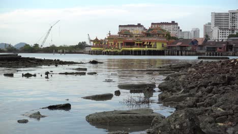 Neumático-Abandonado-Y-Sucio-En-La-Costa-Cerca-Del-Embarcadero-Del-Clan.