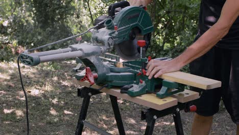 miter saw cross cut
