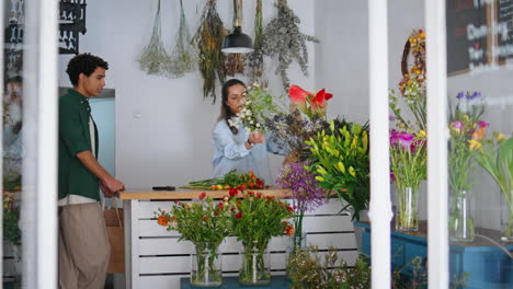 chica florista ocupada trabajo flor en la tienda de flores. bouquet de la tienda de chicos afroamericanos