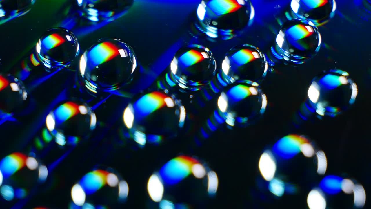 물리학의 경이로운 세계: 간섭과 회전, 무지개 효과와 함께 물방울이 가까이 떨어지는 것, 빛이 구성 요소로 나어지는 것.