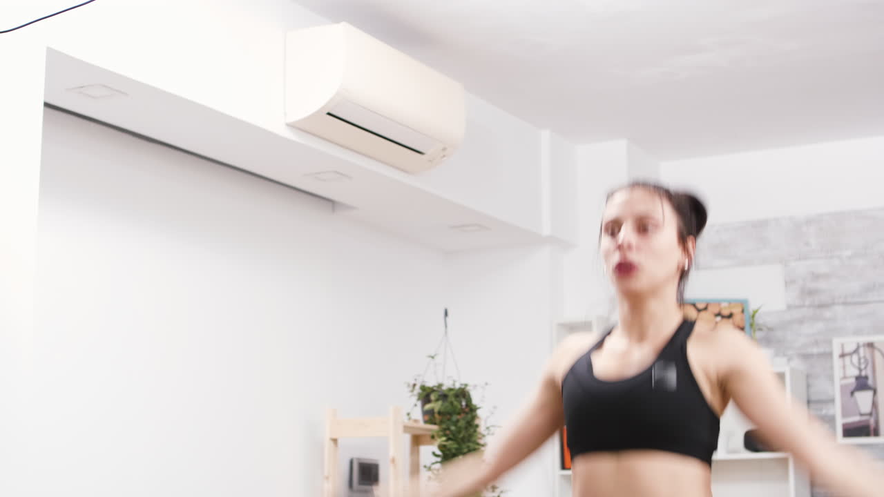 Una donna che si allena a casa