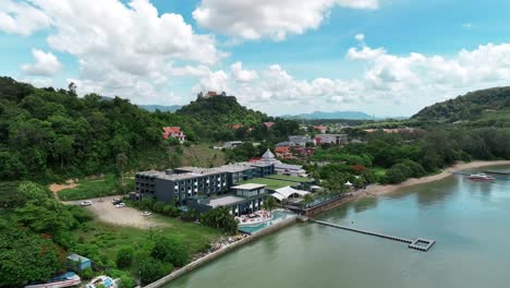 Drone-shot-of-a-beach-in-Phuket,-Thailand,-Fotohotel