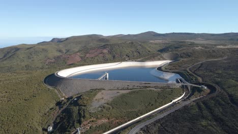 vista aérea del embalse de agua de paul da serra construido para recolectar el agua de lluvia