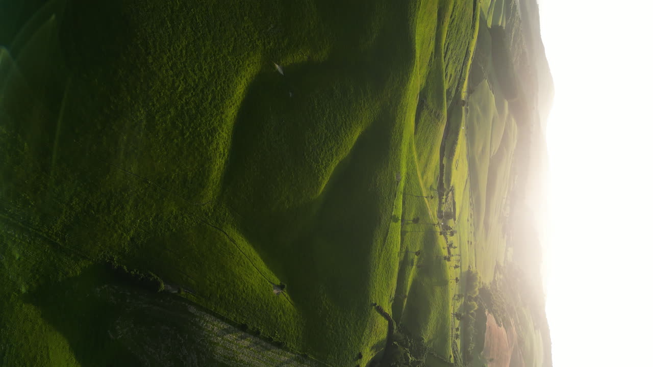 vista circular aérea de colinas verdes bucólicas en el área de dunsdale