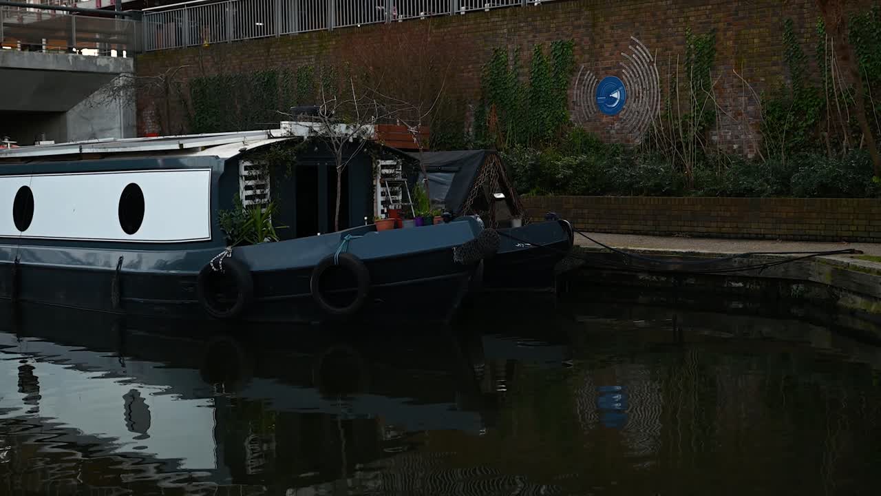 곡물 광장 인도교 아래 운하 보트, 킹스 크로스, 런던, 영국