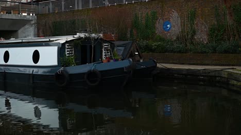 Barcos-De-Canal-Bajo-La-Pasarela-De-Granary-Square,-Kings-Cross,-Londres,-Reino-Unido