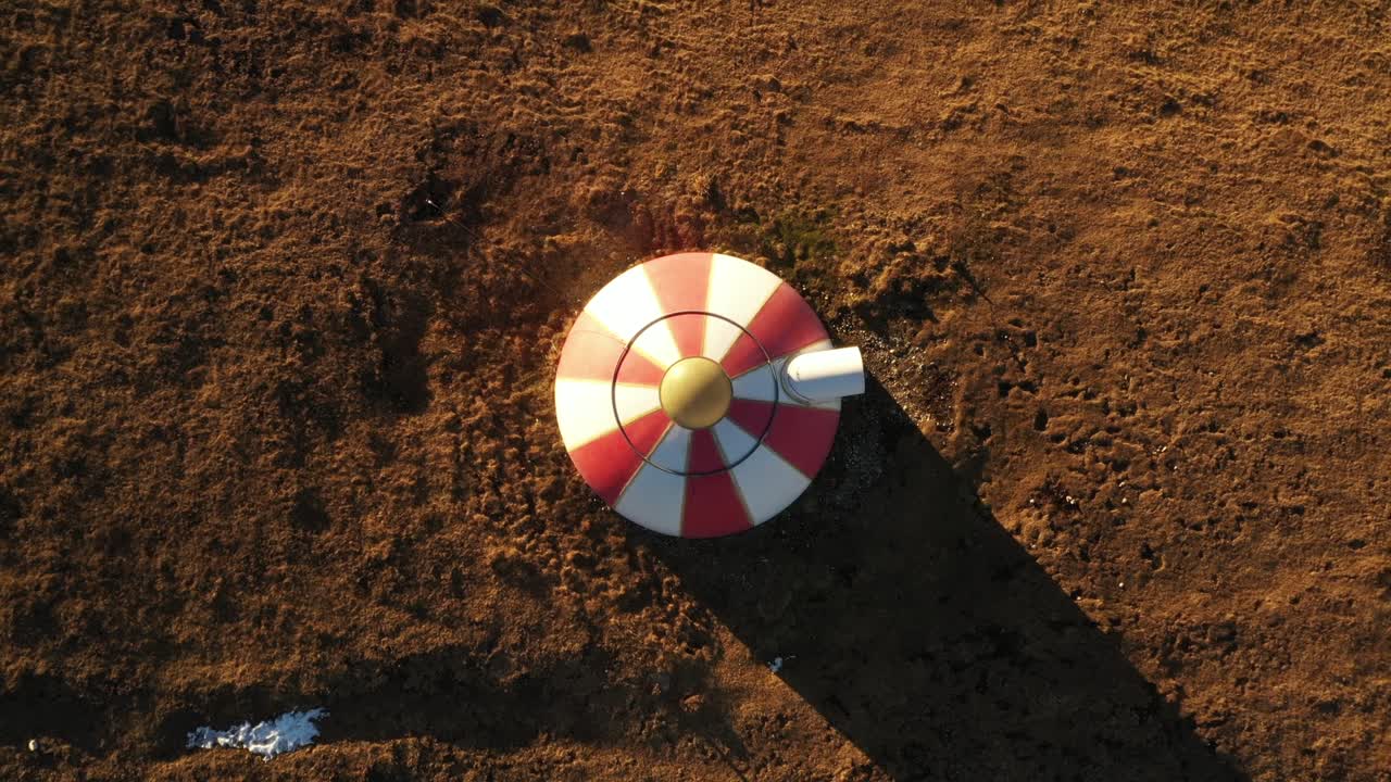 clip de dron de 4k del refugio de montaña batrana a 2170 m en las montañas bucegi, rumania, en un hermoso día de otoño