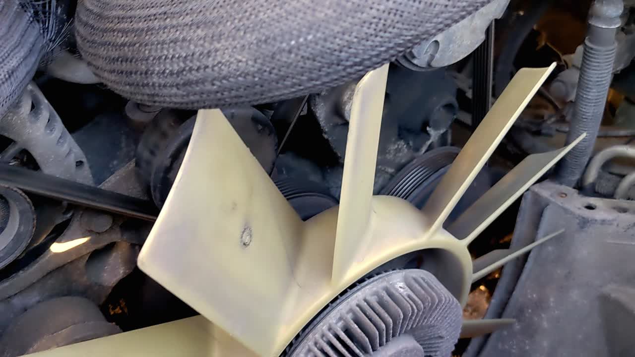 un viejo motor de vehículo automóvil que necesita mantenimiento