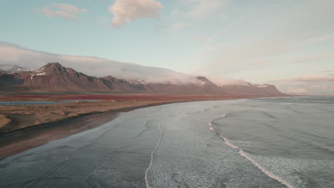 Langsame-Überführung-Aus-Der-Luft-über-Wellen,-Die-Sich-An-Der-Isländischen-Küste-Brechen
