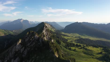 pico de montaña rodeado de verdes prados en los alpes franceses