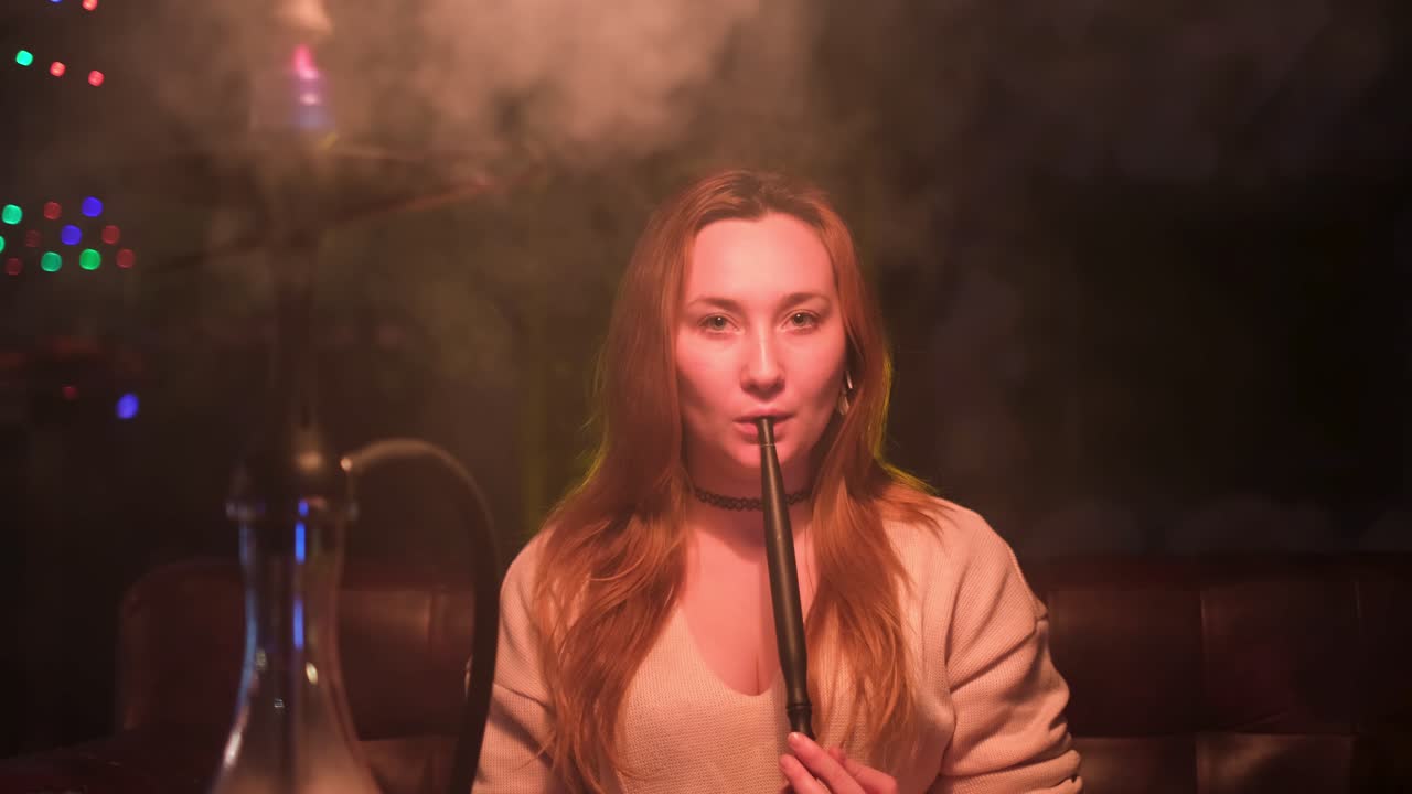 mujer fumando narguile