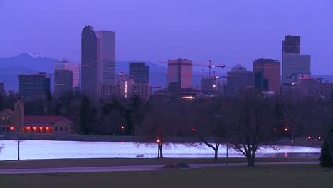 el horizonte de denver colorado horizonte al atardecer en luz púrpura 2