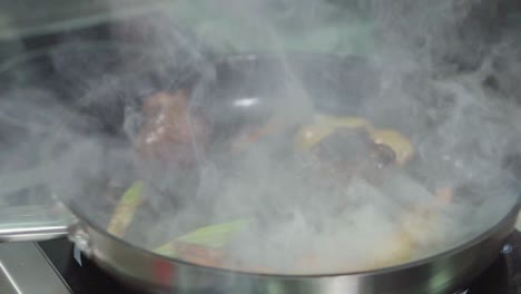 cocinar carne y verduras en una sartén
